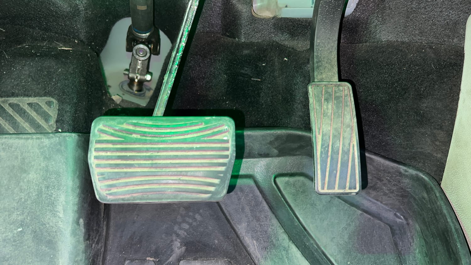 Used 2023 Mahindra XUV 300 W8 (O) 1.5 Diesel AMT Diesel Automatic interior PEDALS VIEW