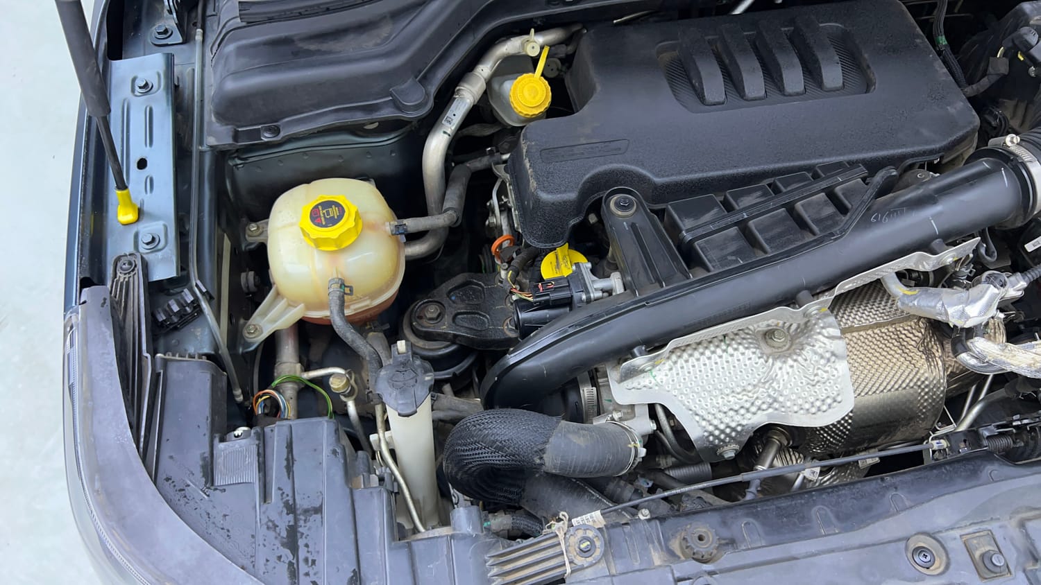 Used 2023 Mahindra XUV 300 W8 (O) 1.5 Diesel AMT Diesel Automatic engine ENGINE RIGHT SIDE VIEW