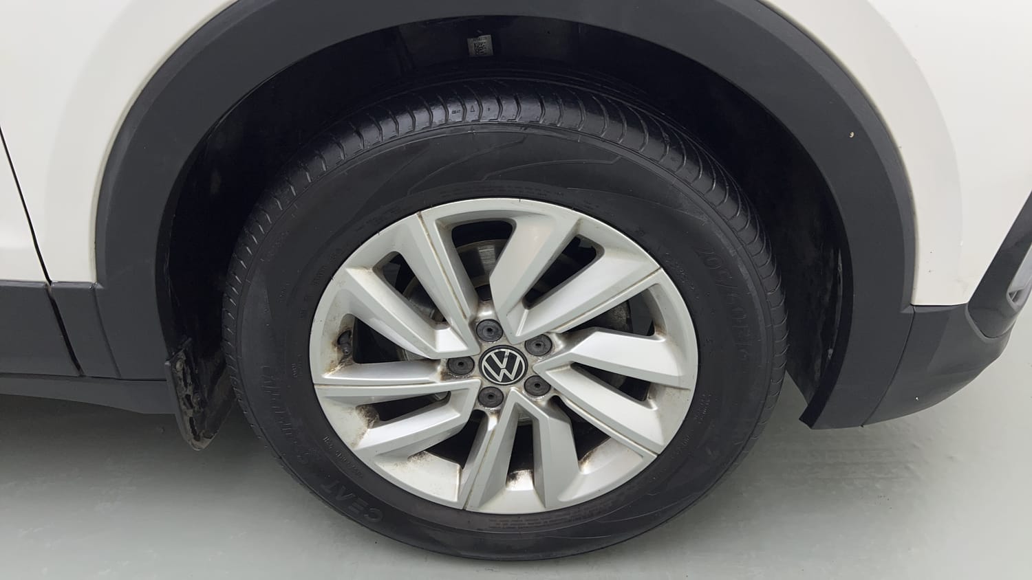 Used 2024 Volkswagen Taigun Highline 1.0 TSI MT Petrol Manual tyres RIGHT FRONT TYRE RIM VIEW