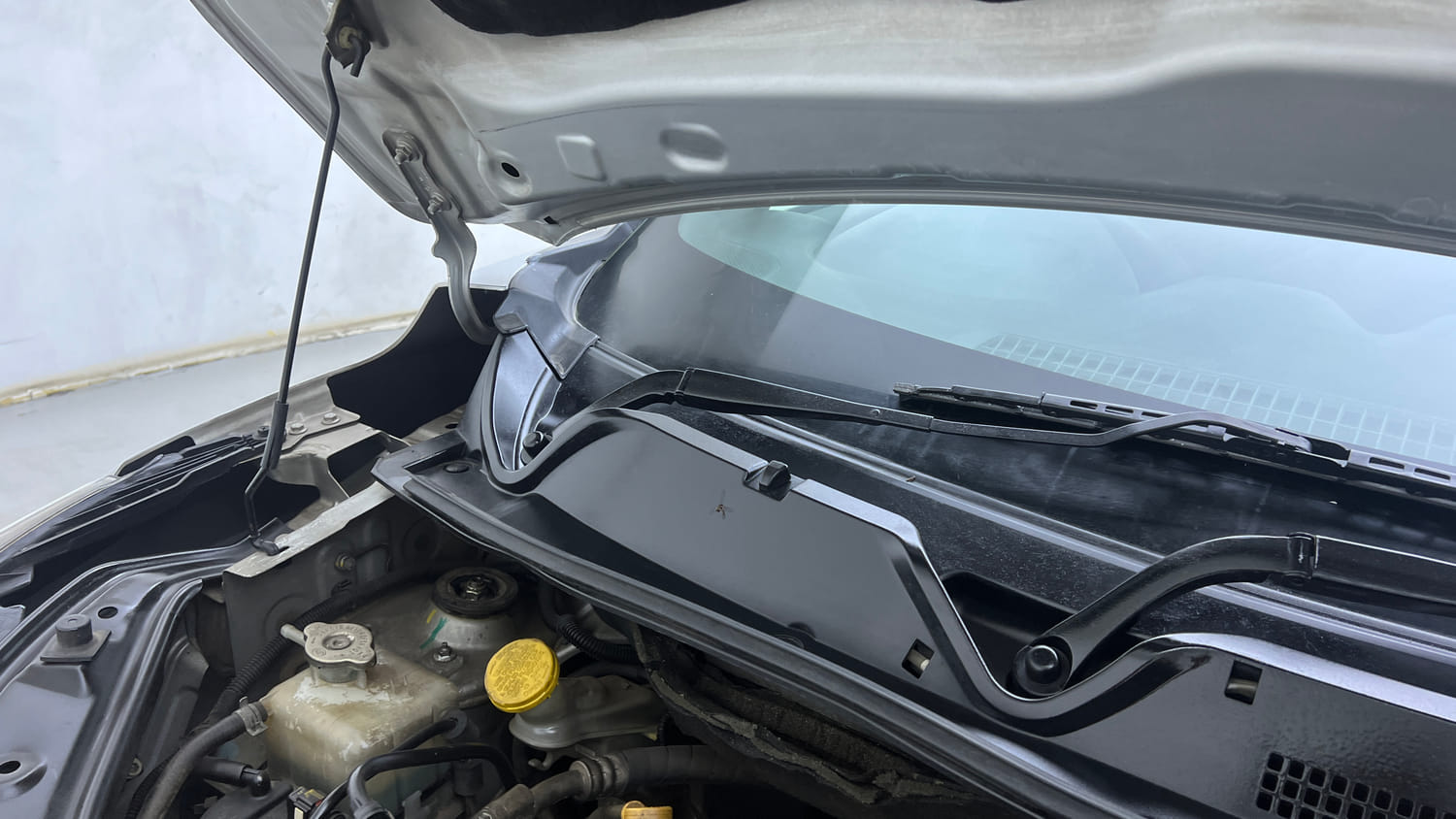 Used 2021 Nissan Magnite XL Turbo CVT Petrol Automatic engine ENGINE RIGHT SIDE HINGE & APRON VIEW