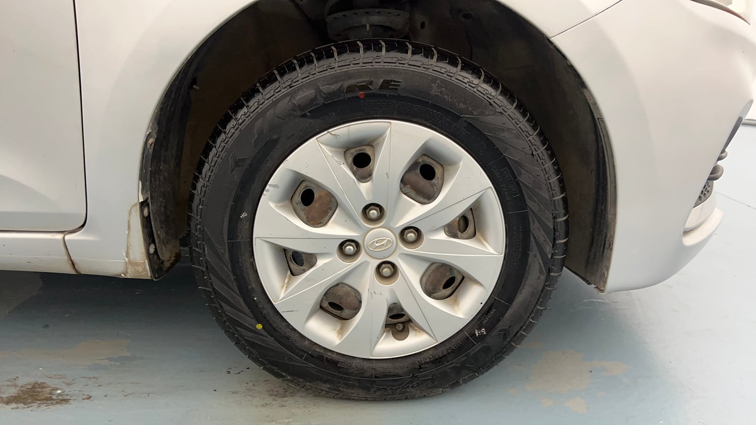 Used 2018 Hyundai Elite i20 Magna Executive 1.2 Petrol Manual tyres RIGHT FRONT TYRE RIM VIEW