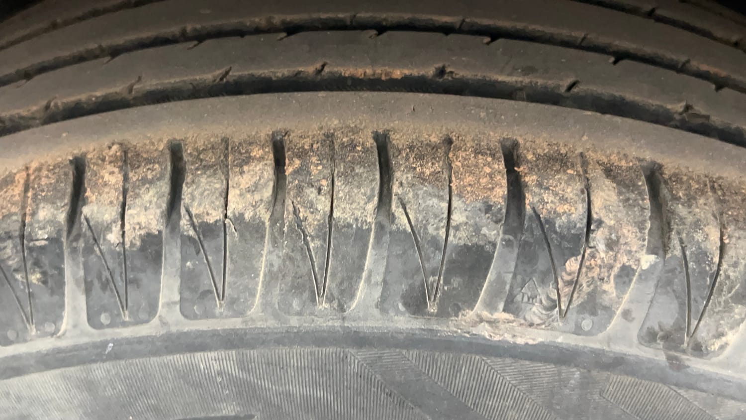 Used 2021 Kia Sonet GTX Plus 1.0 DCT Petrol Automatic tyres RIGHT REAR TYRE TREAD VIEW