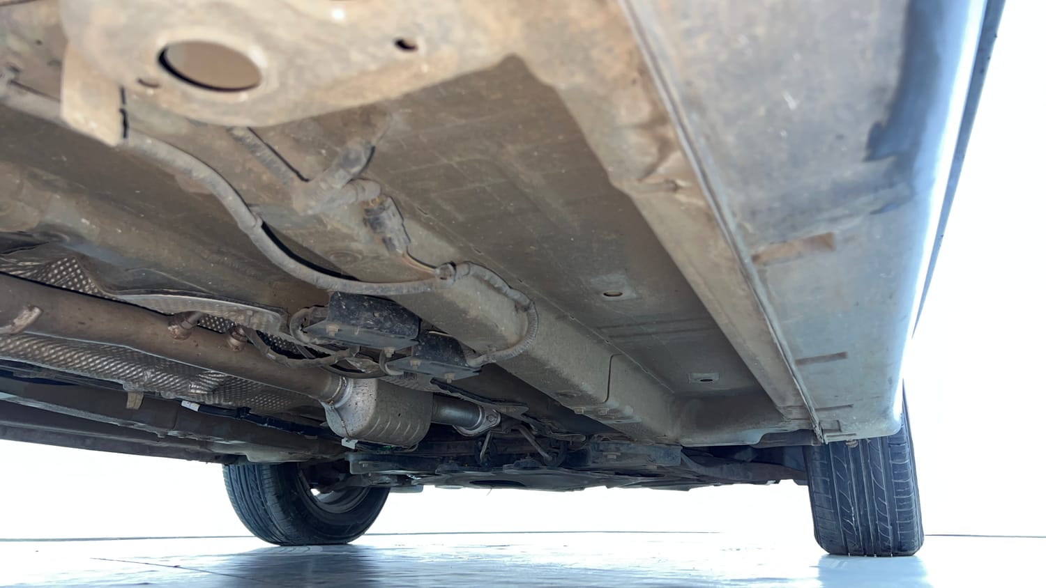 Used 2023 Mahindra XUV 300 W8 (O) 1.5 Diesel AMT Diesel Automatic extra REAR RIGHT UNDERBODY VIEW