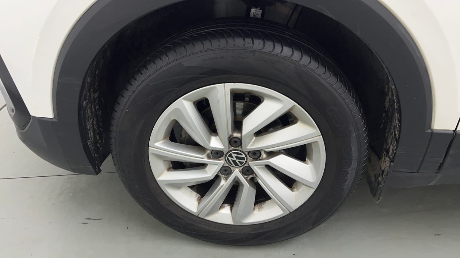 Used 2024 Volkswagen Taigun Highline 1.0 TSI MT Petrol Manual tyres LEFT FRONT TYRE RIM VIEW