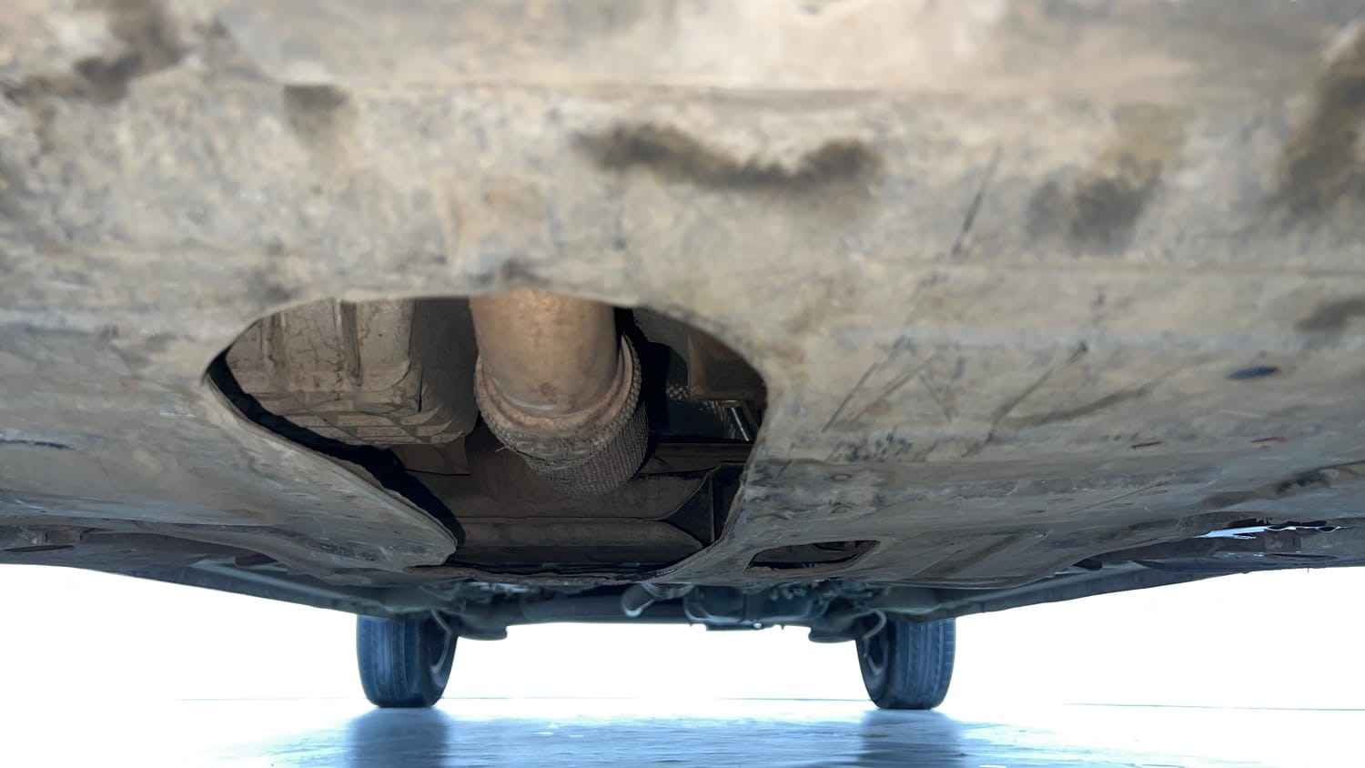 Used 2023 Mahindra XUV 300 W8 (O) 1.5 Diesel AMT Diesel Automatic extra FRONT LEFT UNDERBODY VIEW