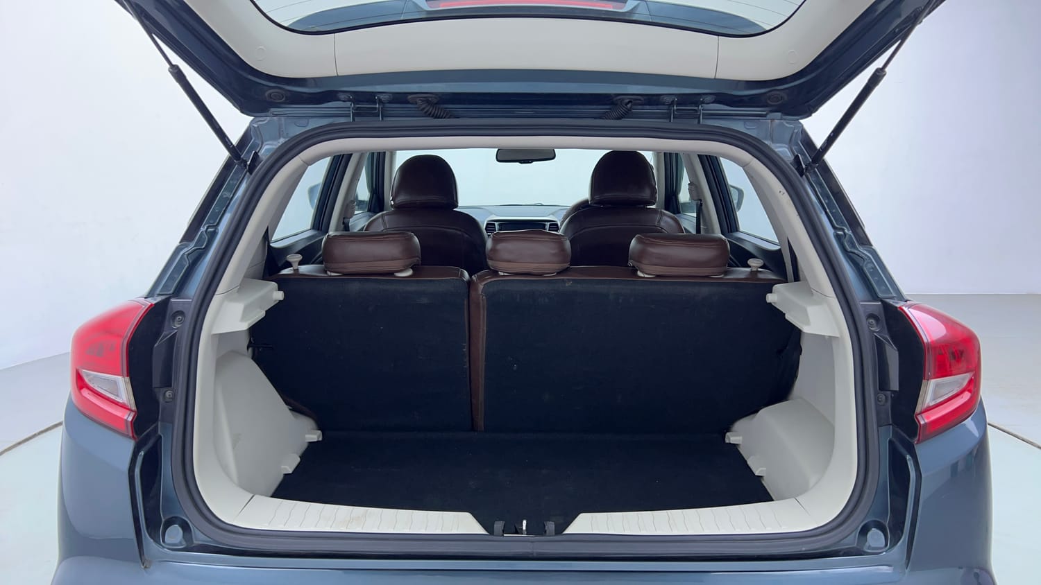 Used 2023 Mahindra XUV 300 W8 (O) 1.5 Diesel AMT Diesel Automatic interior DICKY INSIDE VIEW