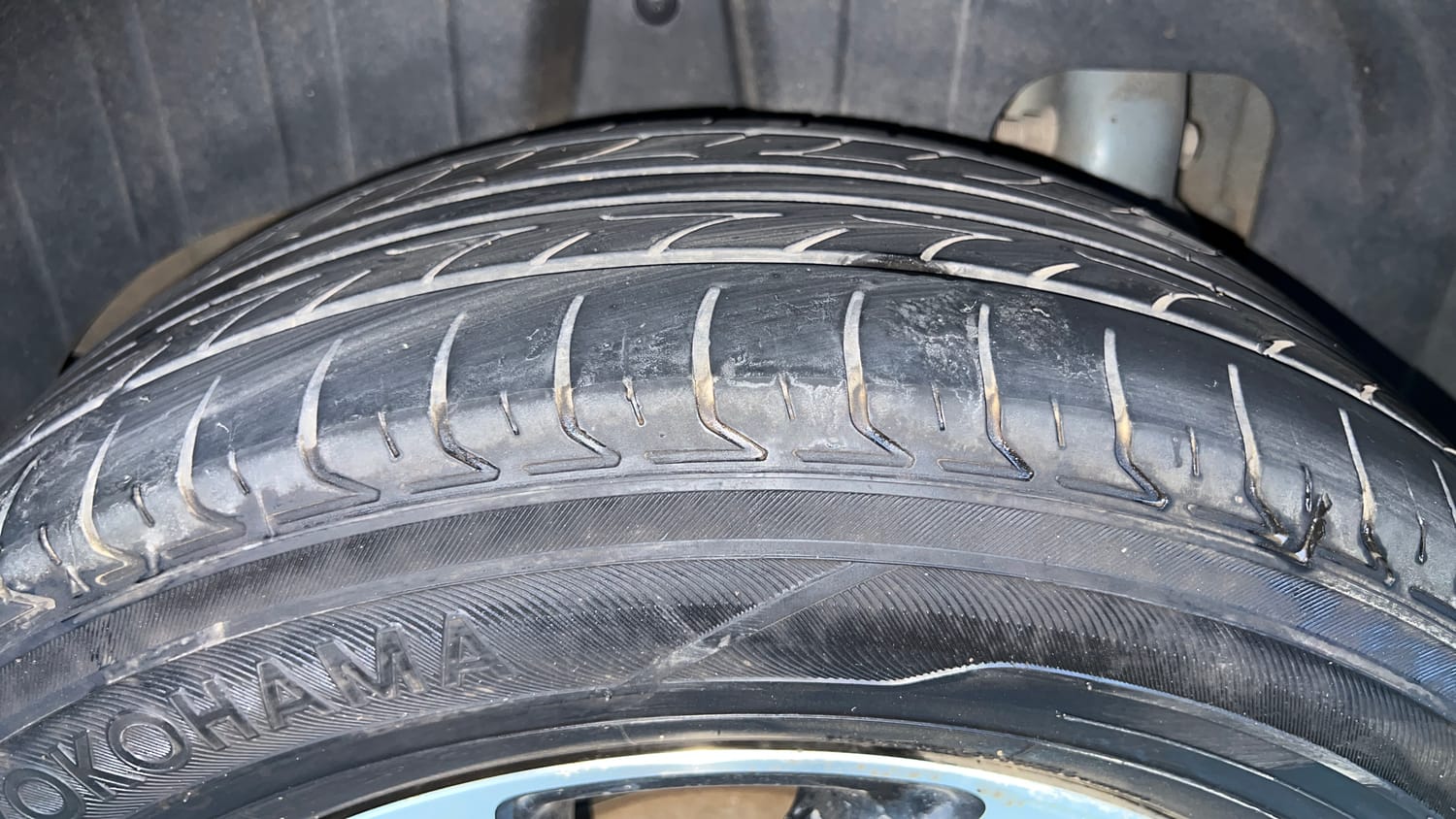Used 2023 Mahindra XUV 300 W8 (O) 1.5 Diesel AMT Diesel Automatic tyres RIGHT REAR TYRE TREAD VIEW