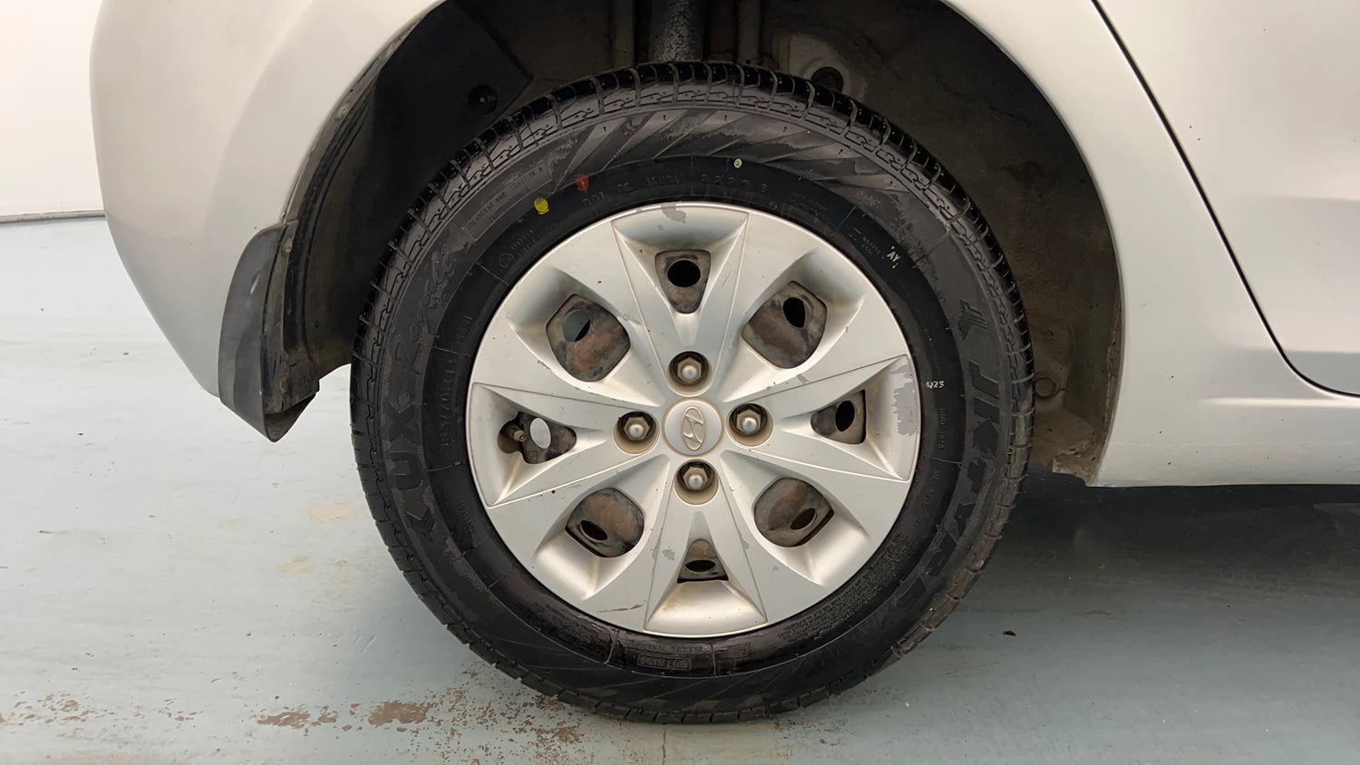 Used 2018 Hyundai Elite i20 Magna Executive 1.2 Petrol Manual tyres RIGHT REAR TYRE RIM VIEW