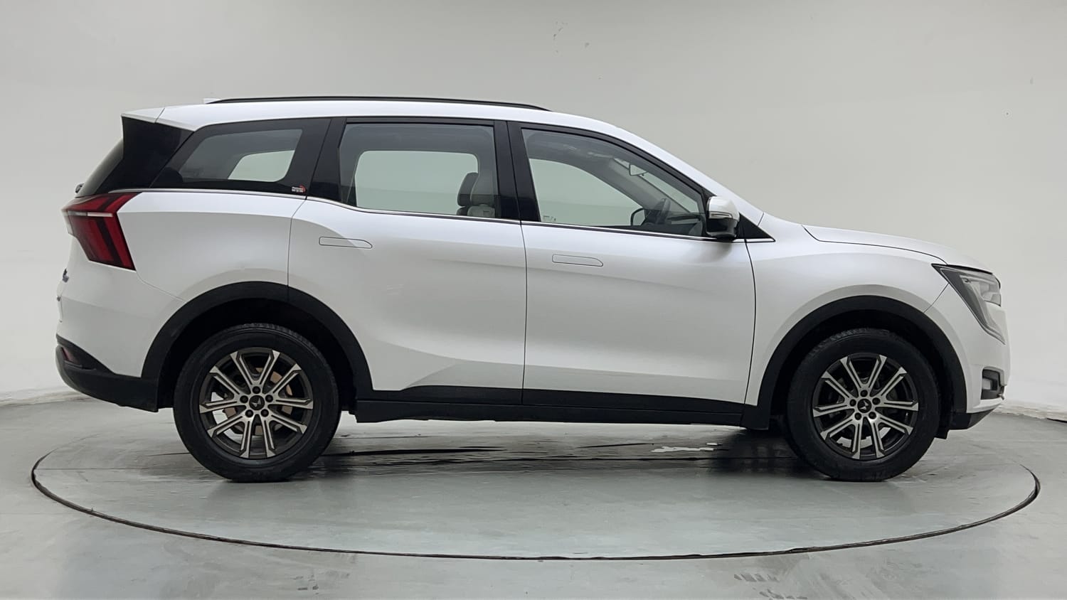 2024 Mahindra XUV700 AX 7 Petrol AT 7 STR-5