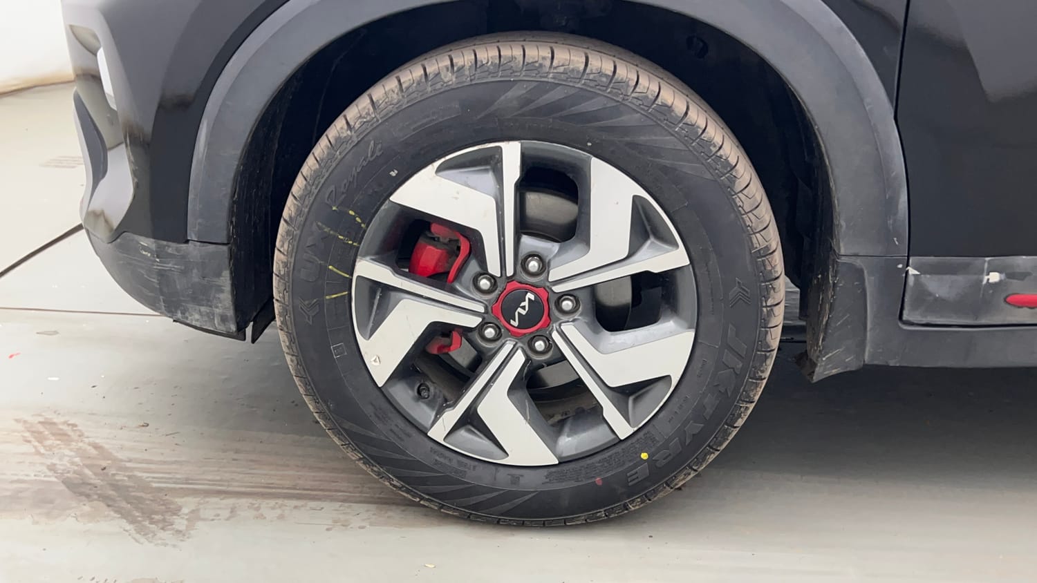 Used 2021 Kia Sonet GTX Plus 1.0 DCT Petrol Automatic tyres LEFT FRONT TYRE RIM VIEW
