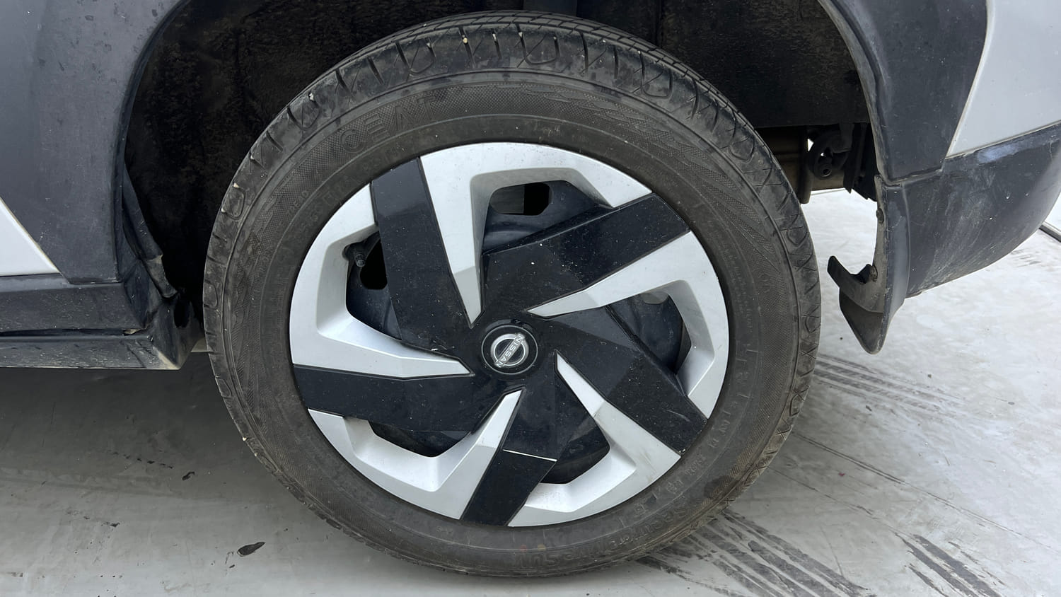 Used 2021 Nissan Magnite XL Turbo CVT Petrol Automatic tyres LEFT REAR TYRE RIM VIEW