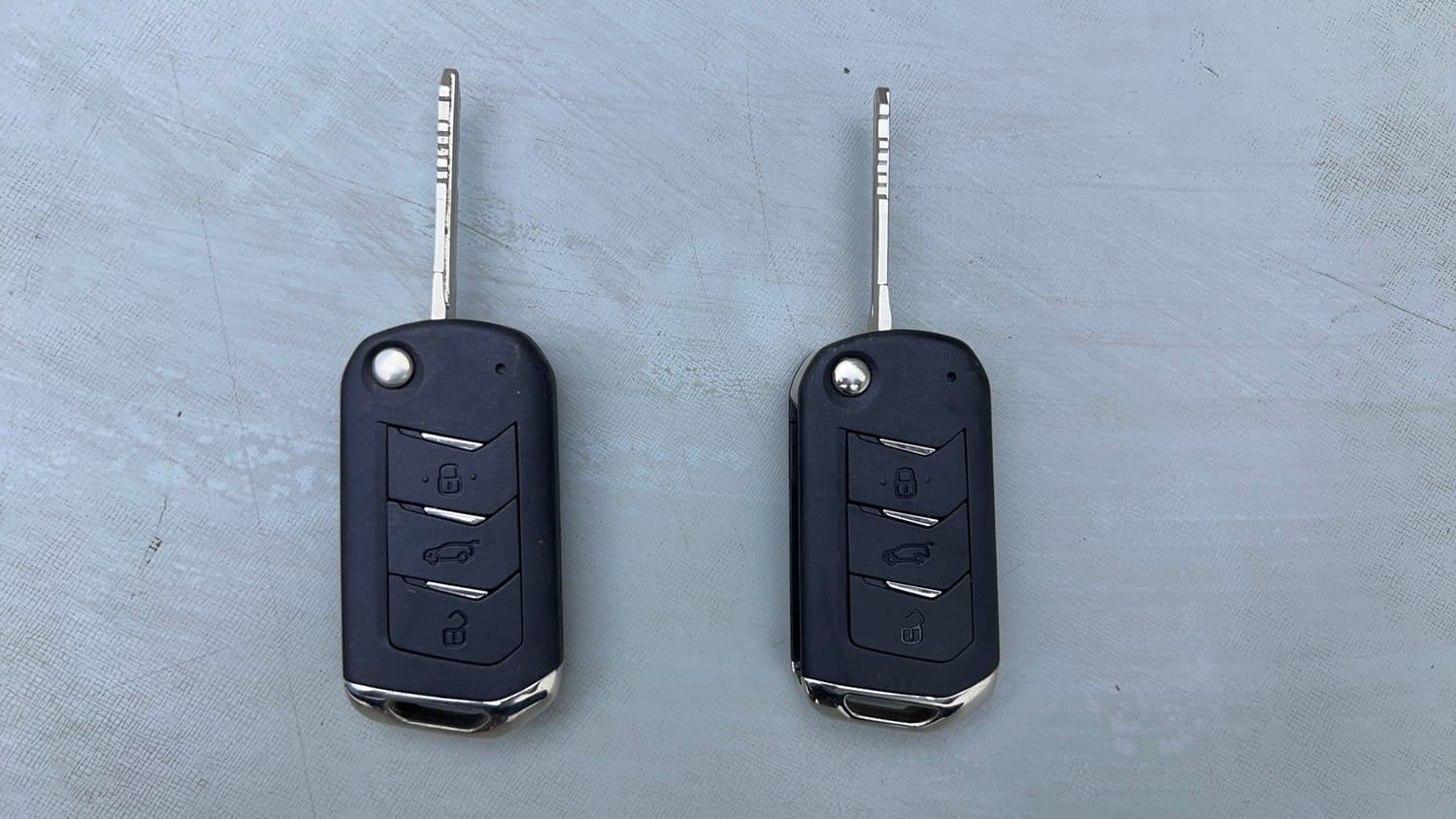 Used 2023 Mahindra XUV 300 W8 (O) 1.5 Diesel AMT Diesel Automatic extra CAR KEY VIEW