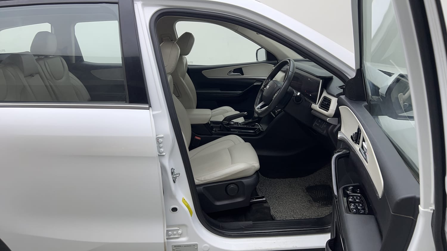 2024 Mahindra XUV700 AX 7 Petrol AT 7 STR-17