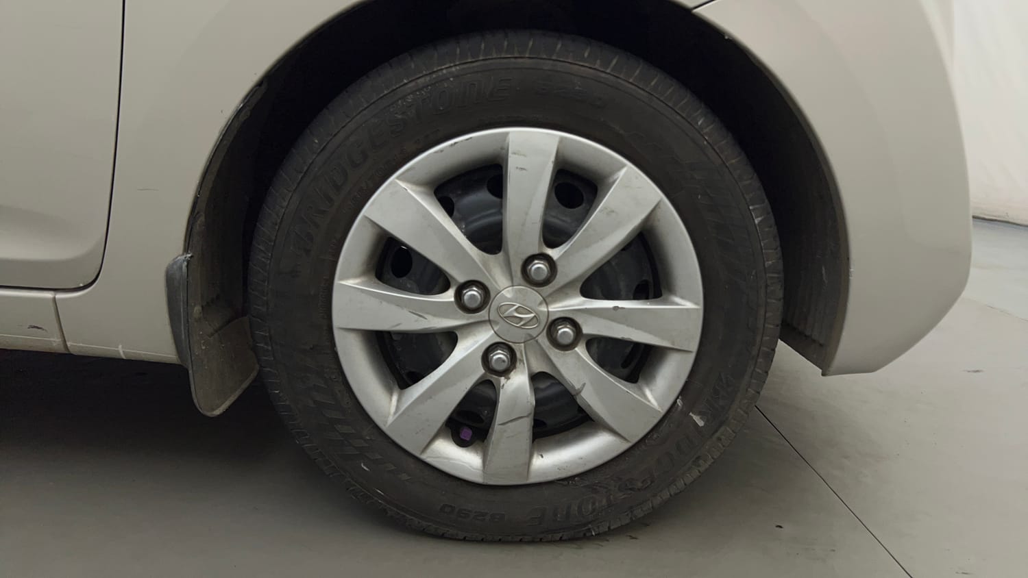 Used 2011 Hyundai Eon Sportz Petrol Manual tyres RIGHT FRONT TYRE RIM VIEW