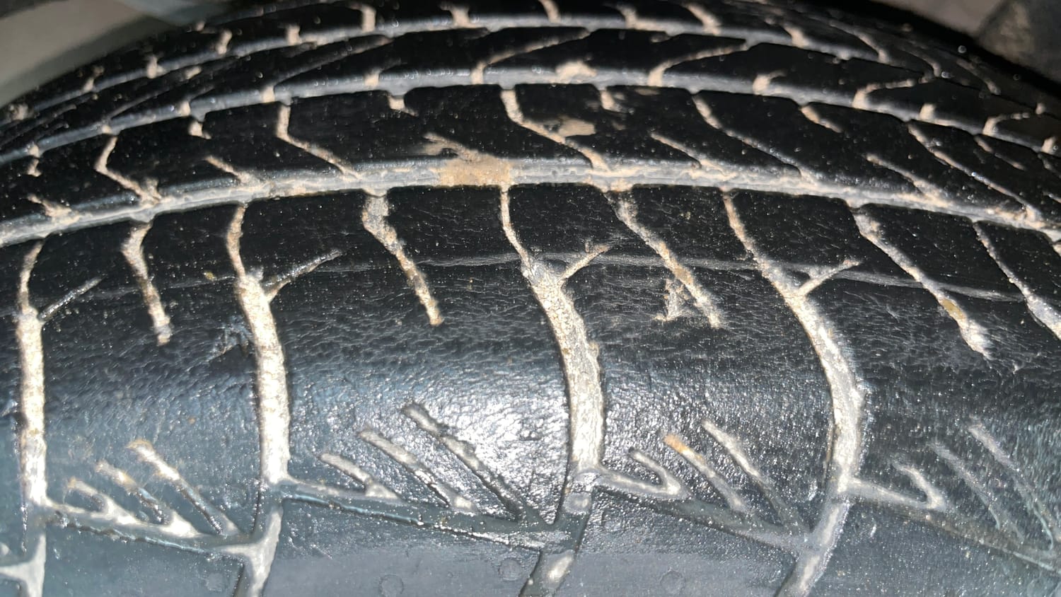 Used 2023 Hyundai Alcazar Signature (O) 6 STR 1.5 Diesel AT Diesel Automatic tyres RIGHT REAR TYRE TREAD VIEW