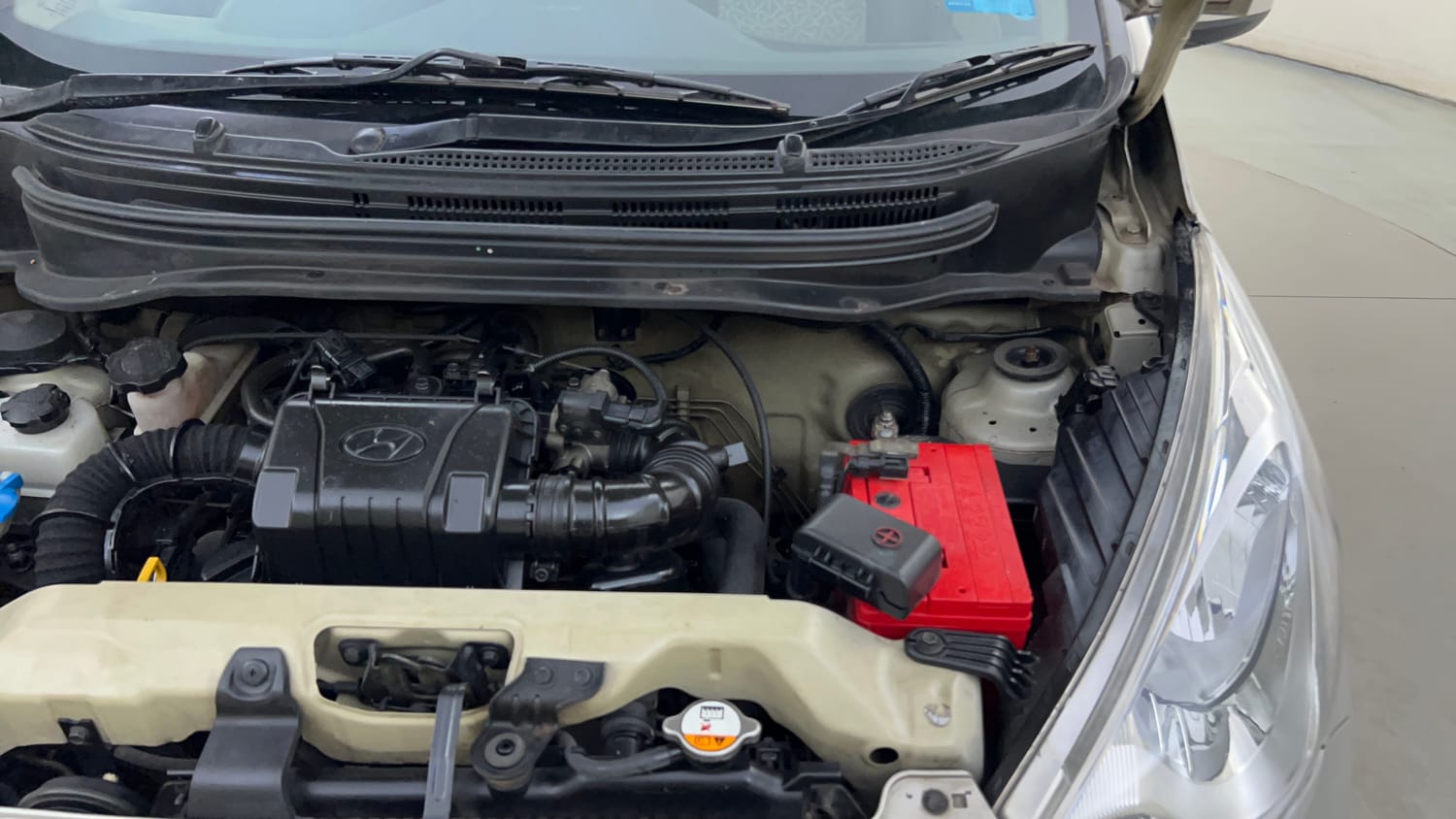 Used 2011 Hyundai Eon Sportz Petrol Manual engine ENGINE LEFT SIDE HINGE & APRON VIEW