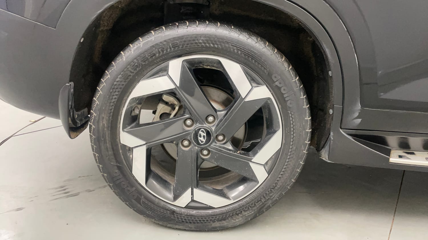 Used 2023 Hyundai Alcazar Signature (O) 6 STR 1.5 Diesel AT Diesel Automatic tyres RIGHT REAR TYRE RIM VIEW