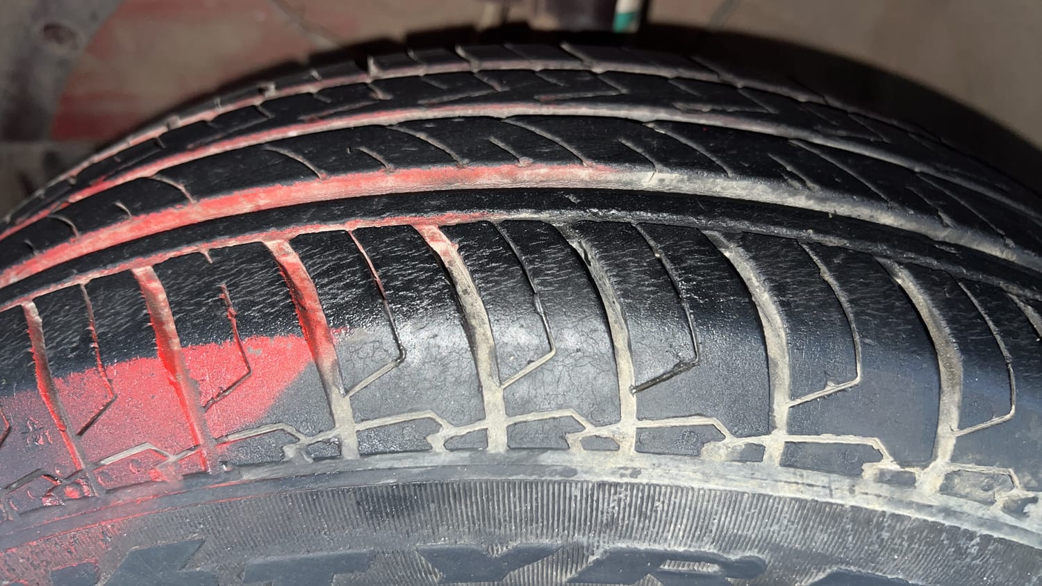 Used 2023 Maruti Suzuki Swift VXi Petrol Manual tyres LEFT FRONT TYRE TREAD VIEW