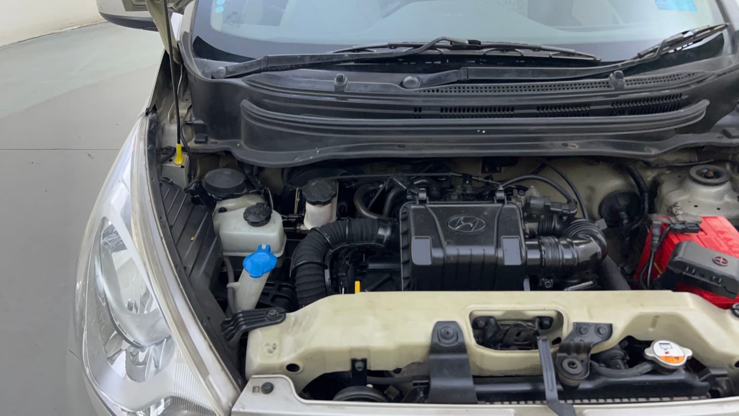 Used 2011 Hyundai Eon Sportz Petrol Manual engine ENGINE RIGHT SIDE HINGE & APRON VIEW