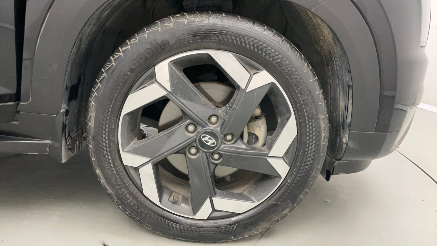 Used 2023 Hyundai Alcazar Signature (O) 6 STR 1.5 Diesel AT Diesel Automatic tyres RIGHT FRONT TYRE RIM VIEW