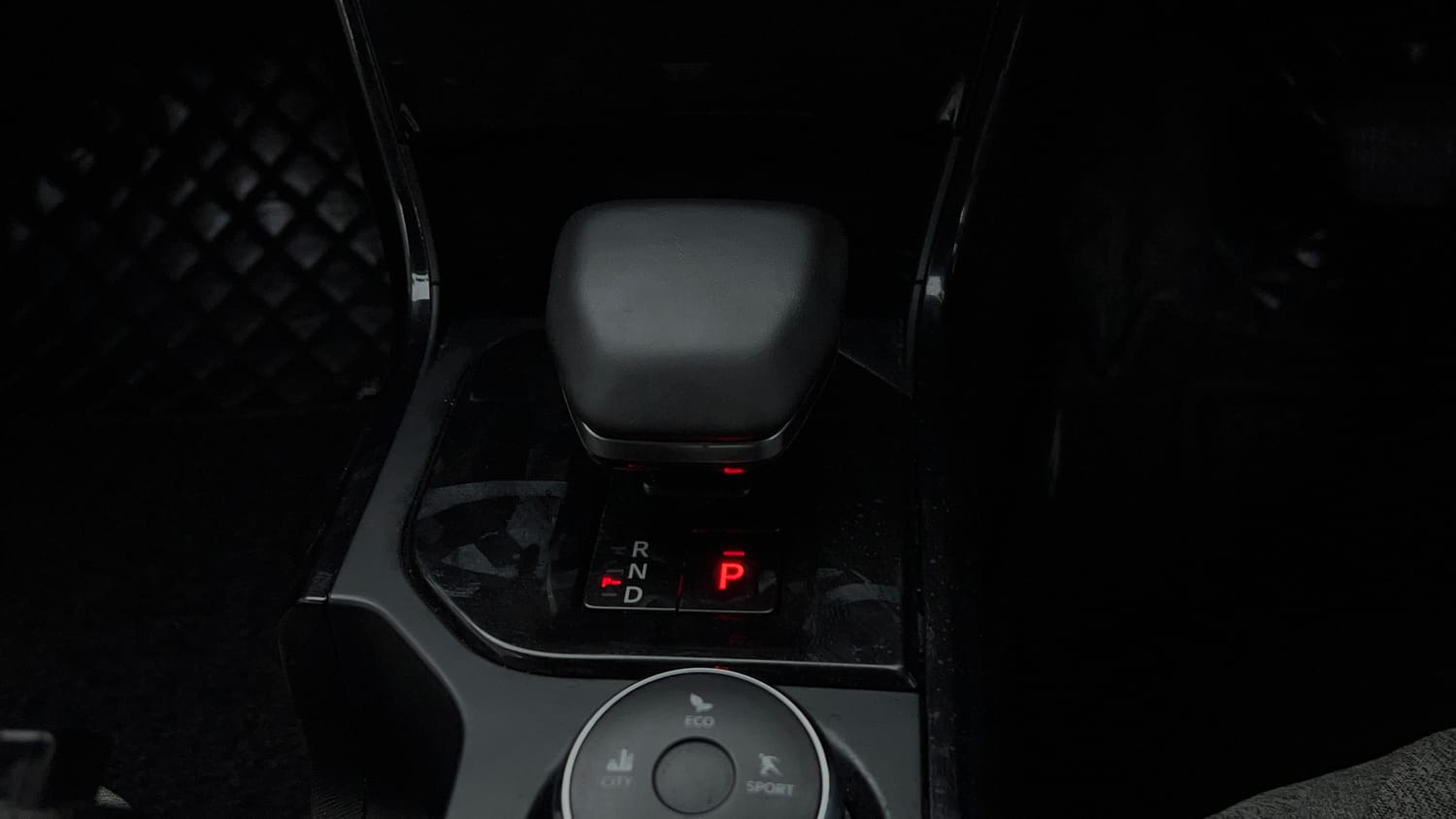 Used 2025 Tata Curvv Pure Plus S 1.2 Revotron Petrol 7DCA Petrol Automatic interior GEAR  KNOB VIEW