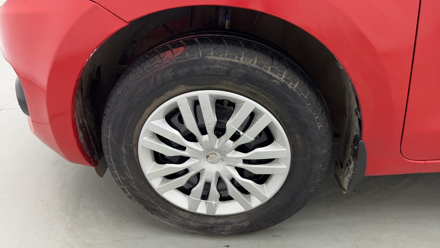 Used 2023 Maruti Suzuki Swift VXi Petrol Manual tyres LEFT FRONT TYRE RIM VIEW