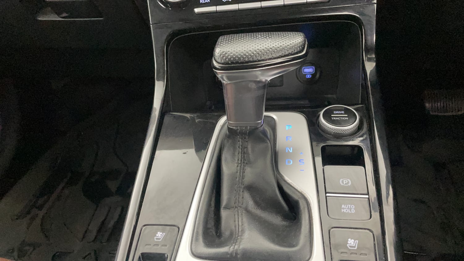 Used 2023 Hyundai Alcazar Signature (O) 6 STR 1.5 Diesel AT Diesel Automatic interior GEAR  KNOB VIEW