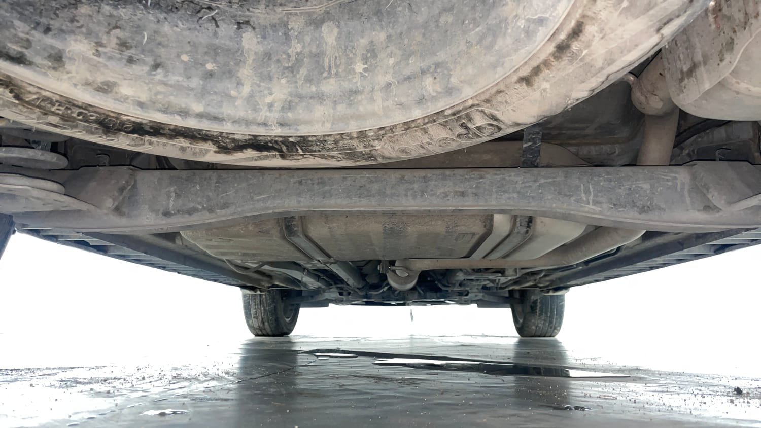 Used 2023 Hyundai Alcazar Signature (O) 6 STR 1.5 Diesel AT Diesel Automatic extra REAR UNDERBODY VIEW (TAKEN FROM REAR)