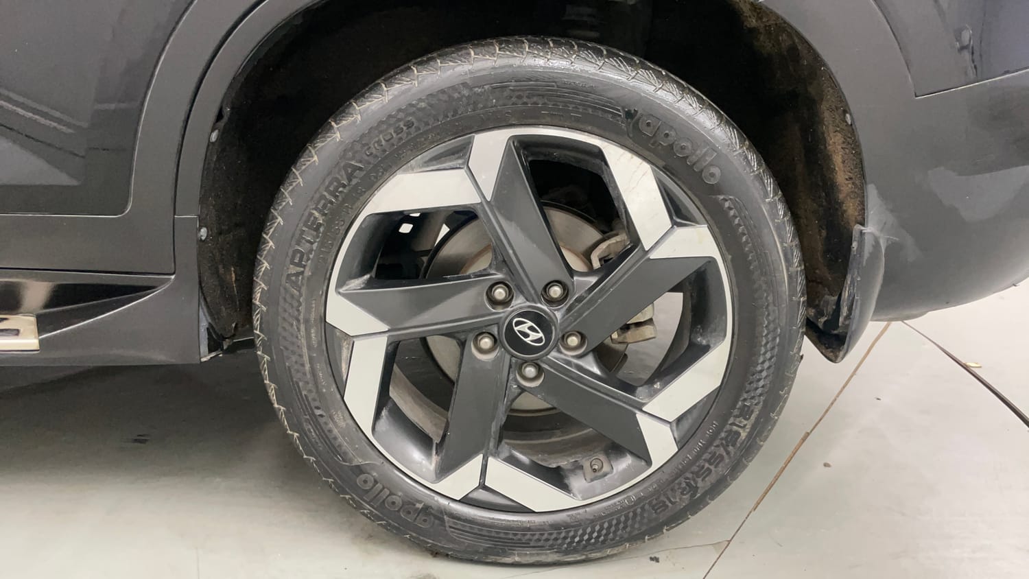 Used 2023 Hyundai Alcazar Signature (O) 6 STR 1.5 Diesel AT Diesel Automatic tyres LEFT REAR TYRE RIM VIEW