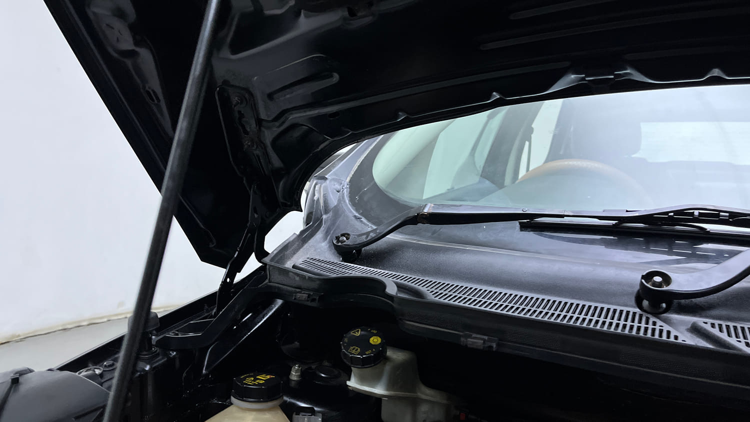 Used 2019 Ford EcoSport Titanium 1.5L Ti-VCT Petrol Manual engine ENGINE RIGHT SIDE HINGE & APRON VIEW