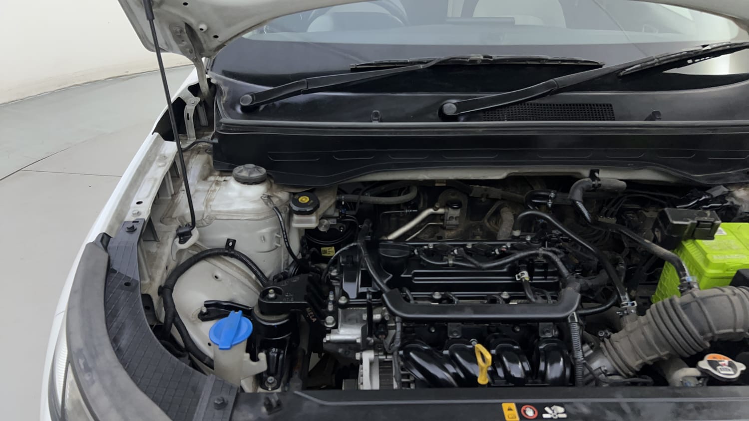 Used 2022 Hyundai Venue SX 1.2 Petrol Petrol Manual engine ENGINE RIGHT SIDE HINGE & APRON VIEW