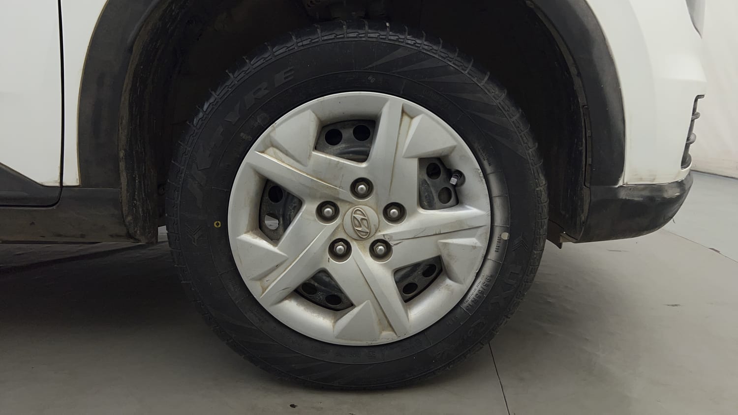 Used 2022 Hyundai Venue SX 1.2 Petrol Petrol Manual tyres RIGHT FRONT TYRE RIM VIEW