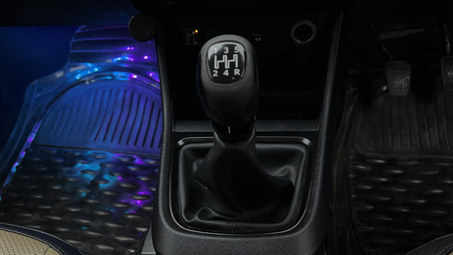 Used 2022 Tata Punch CREATIVE KAZIRANGA EDITION CNG (OUTSIDE FITTED) Cng Manual interior GEAR  KNOB VIEW