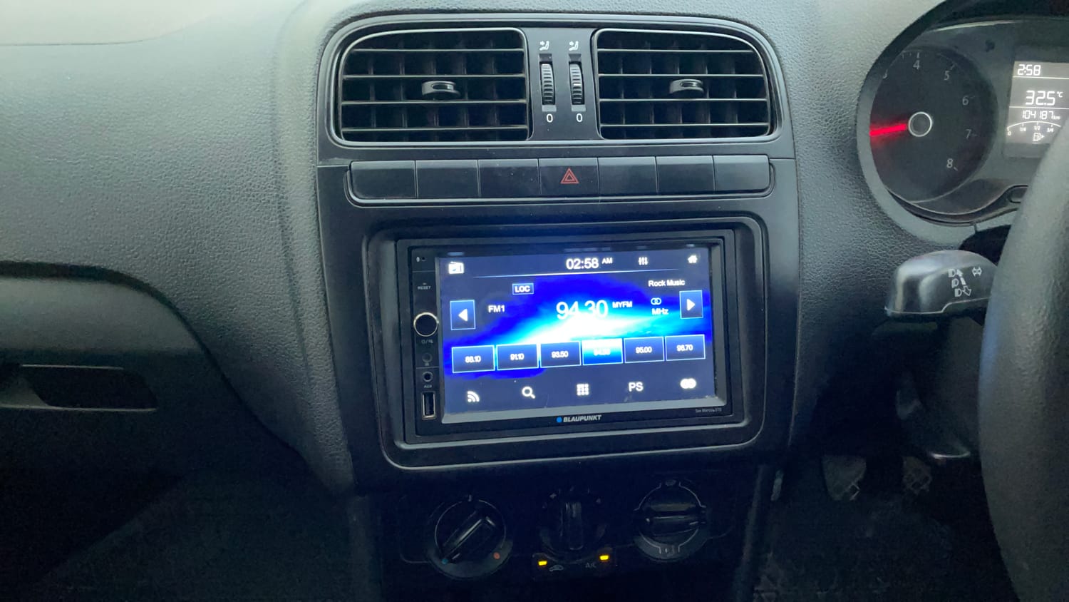Used 2021 Volkswagen Polo Trendline 1.0L MPI Petrol Manual interior MUSIC SYSTEM & AC CONTROL VIEW