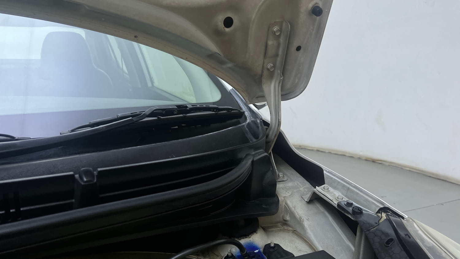 Used 2021 Hyundai Aura SX Plus 1.0 Petrol Petrol Manual engine ENGINE LEFT SIDE HINGE & APRON VIEW