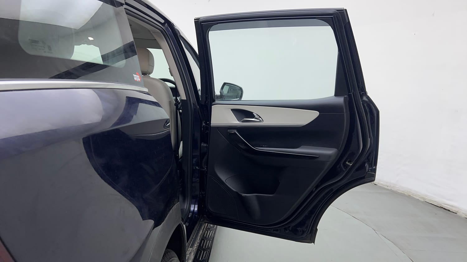2023 Mahindra XUV700 AX 7 Petrol AT 7 STR-20