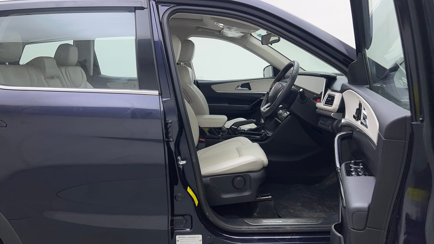 2023 Mahindra XUV700 AX 7 Petrol AT 7 STR-17
