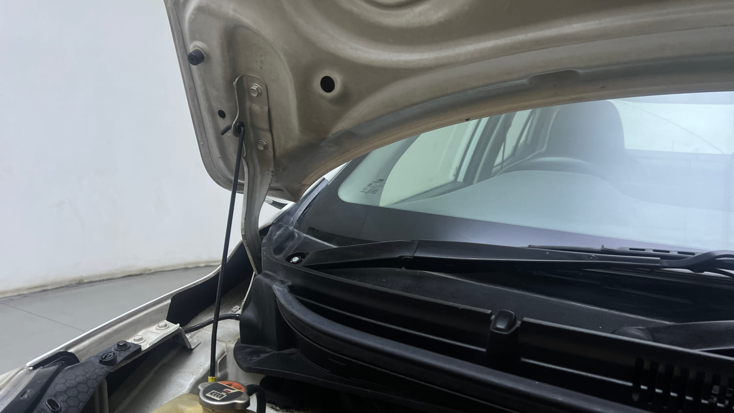 Used 2021 Hyundai Aura SX Plus 1.0 Petrol Petrol Manual engine ENGINE RIGHT SIDE HINGE & APRON VIEW