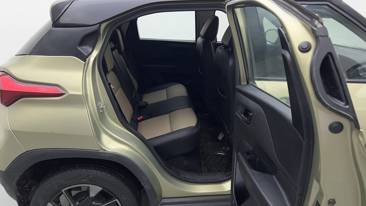 Used 2022 Tata Punch CREATIVE KAZIRANGA EDITION CNG (OUTSIDE FITTED) Cng Manual interior RIGHT SIDE REAR DOOR CABIN VIEW