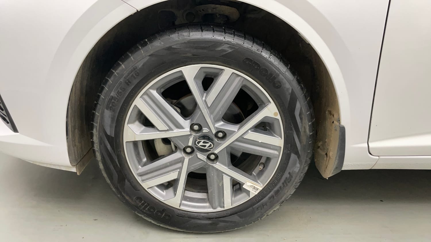Used 2025 Hyundai Verna SX 1.5 Petrol MT Petrol Manual tyres LEFT FRONT TYRE RIM VIEW