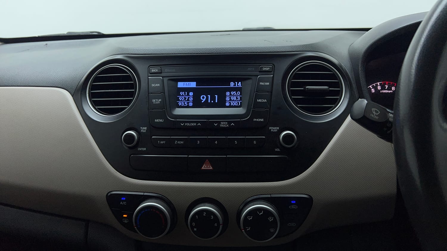 Used 2017 Hyundai Xcent SX Petrol Manual top_features Integrated (in-dash) music system