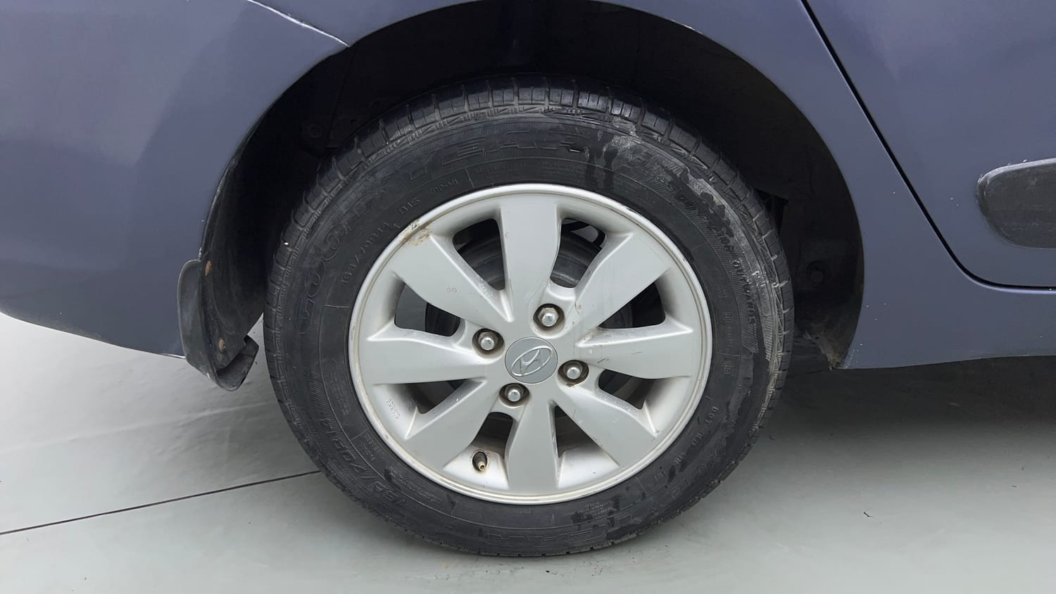 Used 2017 Hyundai Xcent SX Petrol Manual tyres RIGHT REAR TYRE RIM VIEW