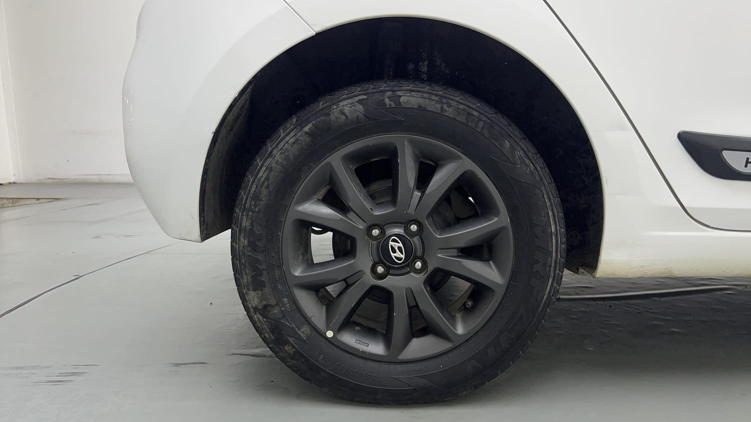 Used 2019 Hyundai Elite i20 Sportz Plus 1.2 Petrol Manual tyres RIGHT REAR TYRE RIM VIEW