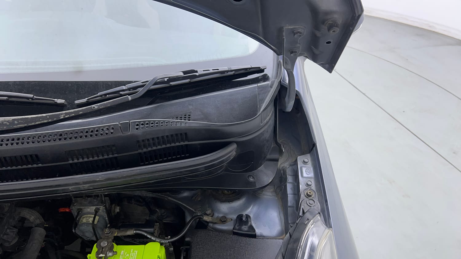 Used 2017 Hyundai Xcent SX Petrol Manual engine ENGINE LEFT SIDE HINGE & APRON VIEW