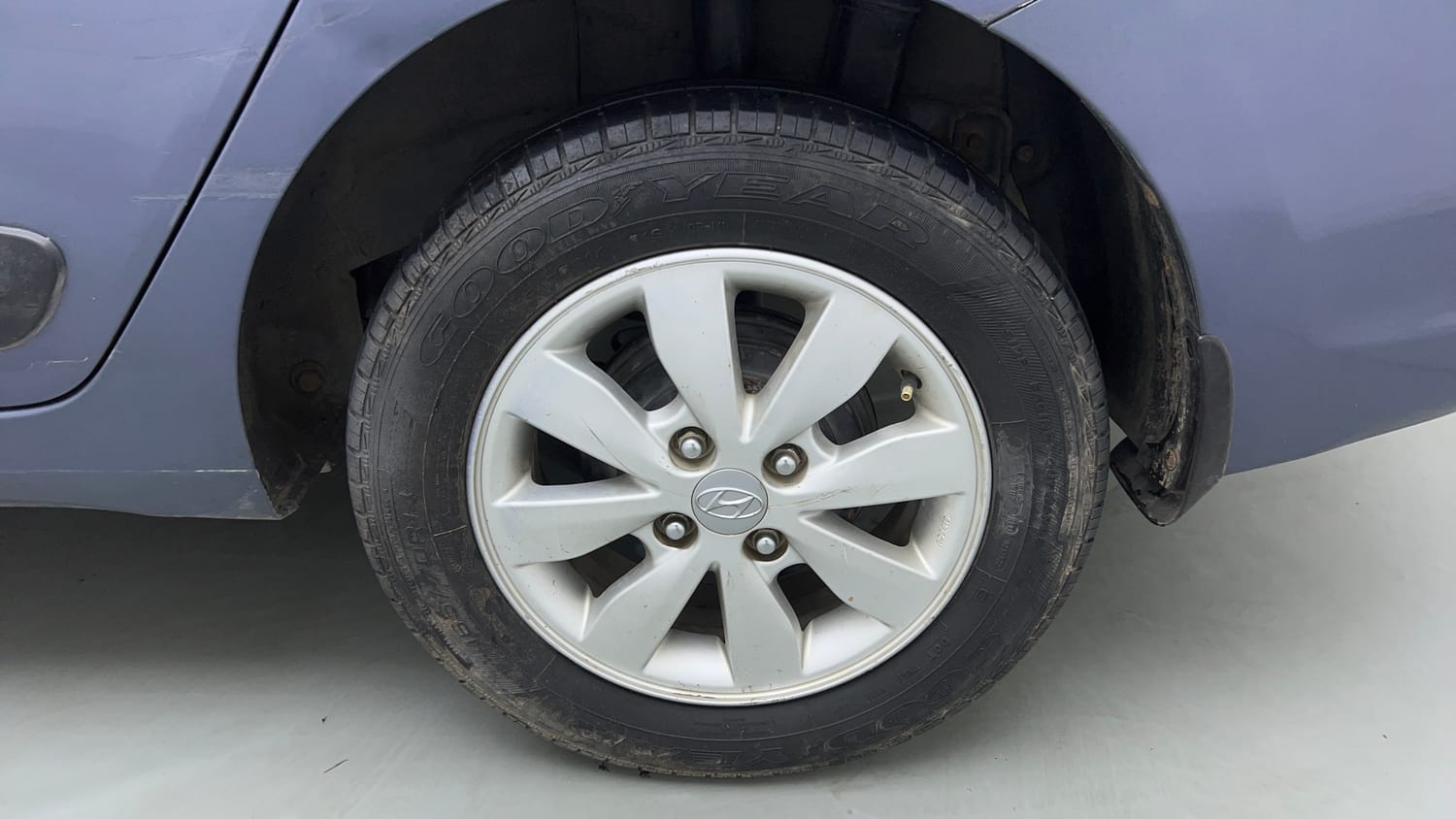 Used 2017 Hyundai Xcent SX Petrol Manual tyres LEFT REAR TYRE RIM VIEW