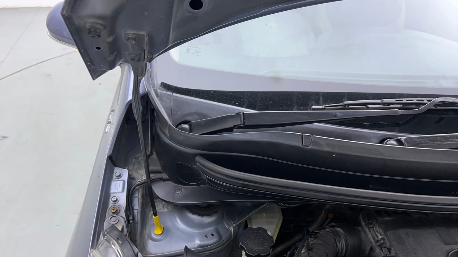 Used 2017 Hyundai Xcent SX Petrol Manual engine ENGINE RIGHT SIDE HINGE & APRON VIEW