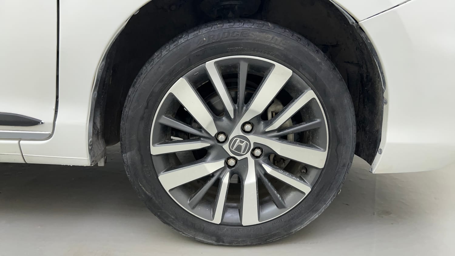Used 2022 Honda City V Petrol Petrol Manual tyres RIGHT FRONT TYRE RIM VIEW