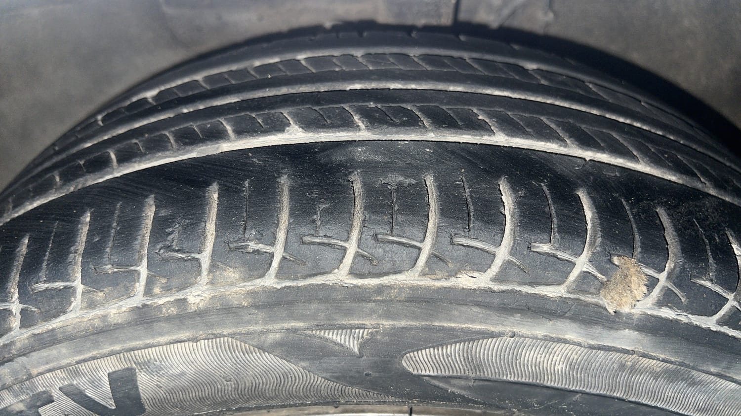 Used 2019 Hyundai Elite i20 Sportz Plus 1.2 Petrol Manual tyres LEFT FRONT TYRE TREAD VIEW