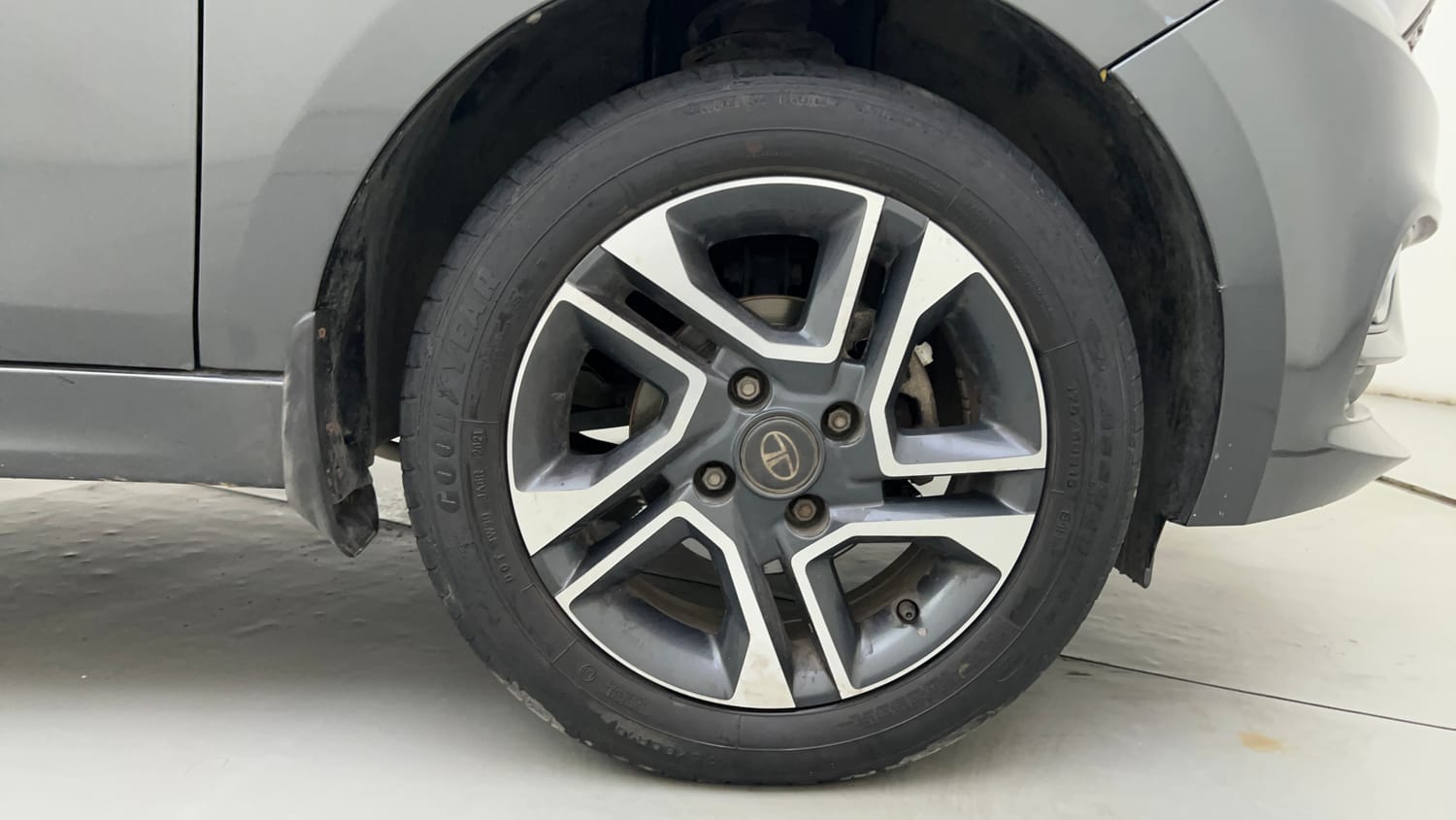 Used 2021 Tata Tiago XZ Plus Petrol Manual tyres RIGHT FRONT TYRE RIM VIEW