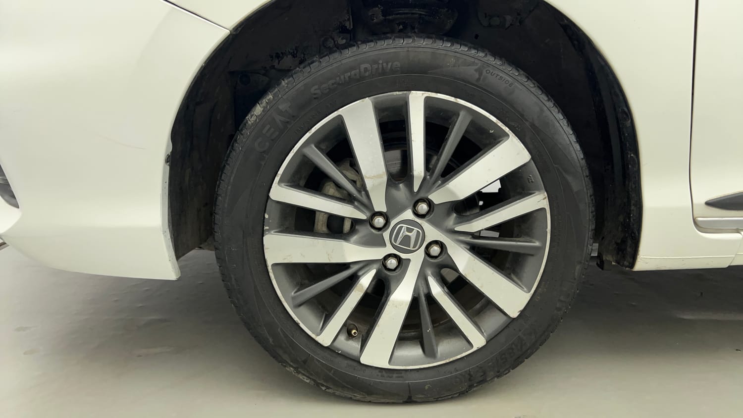 Used 2022 Honda City V Petrol Petrol Manual tyres LEFT FRONT TYRE RIM VIEW